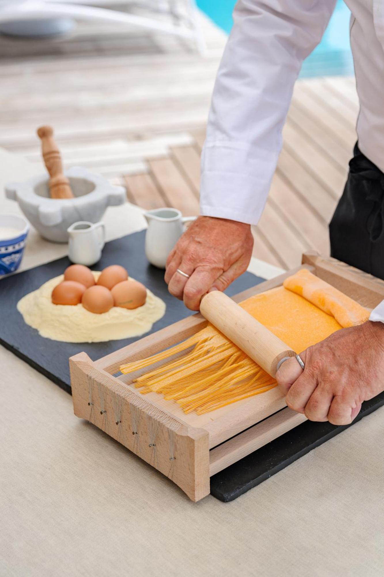 布里斯托度假水疗大酒店 拉帕洛 外观 照片 Tagliolini being made