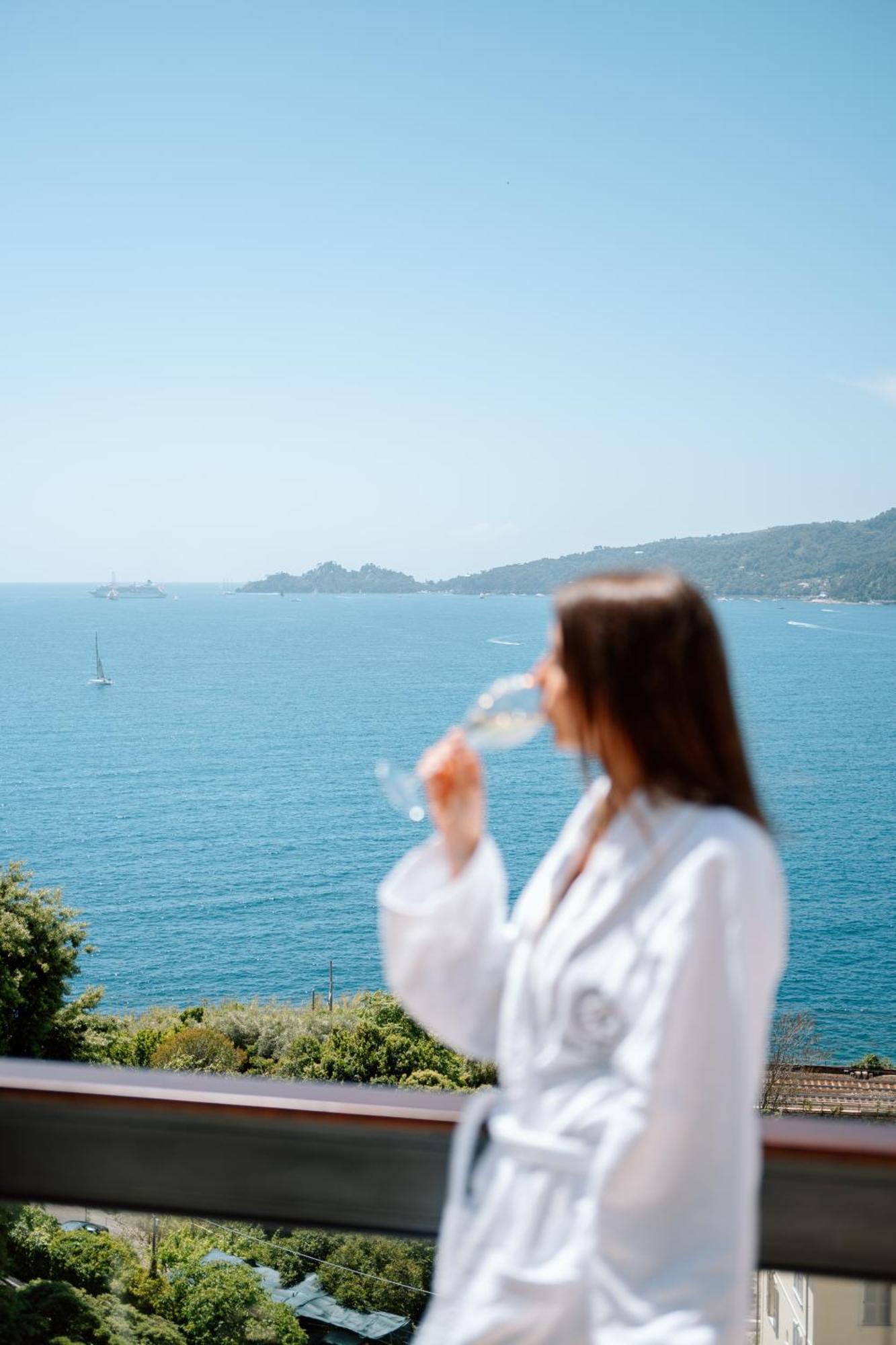 布里斯托度假水疗大酒店 拉帕洛 外观 照片 A woman drinking sparkling wine